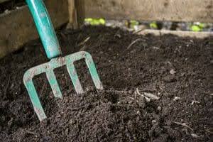 Step-by-step composting process ideal for beginner gardeners